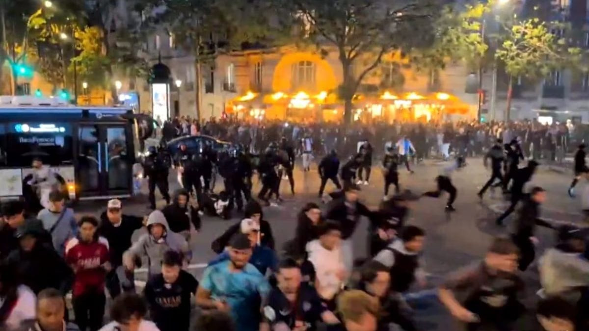 Auto piomba sulla folla dopo la partita: notte di festa finisce in tragedia, il video