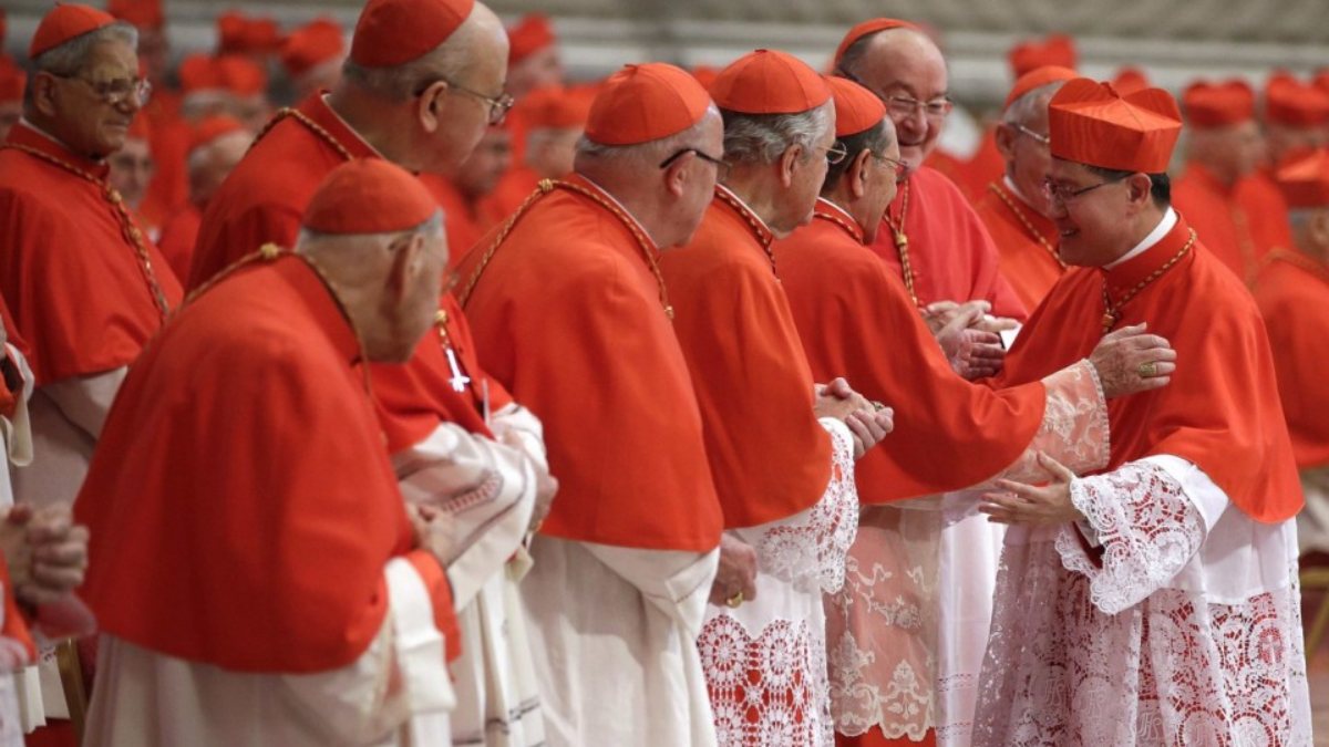 Conclave, prima fumata in ritardo e si fa strada l’ipotesi più assurda Conclave, prima fumata in ritardo e si fa strada l’ipotesi più assurda