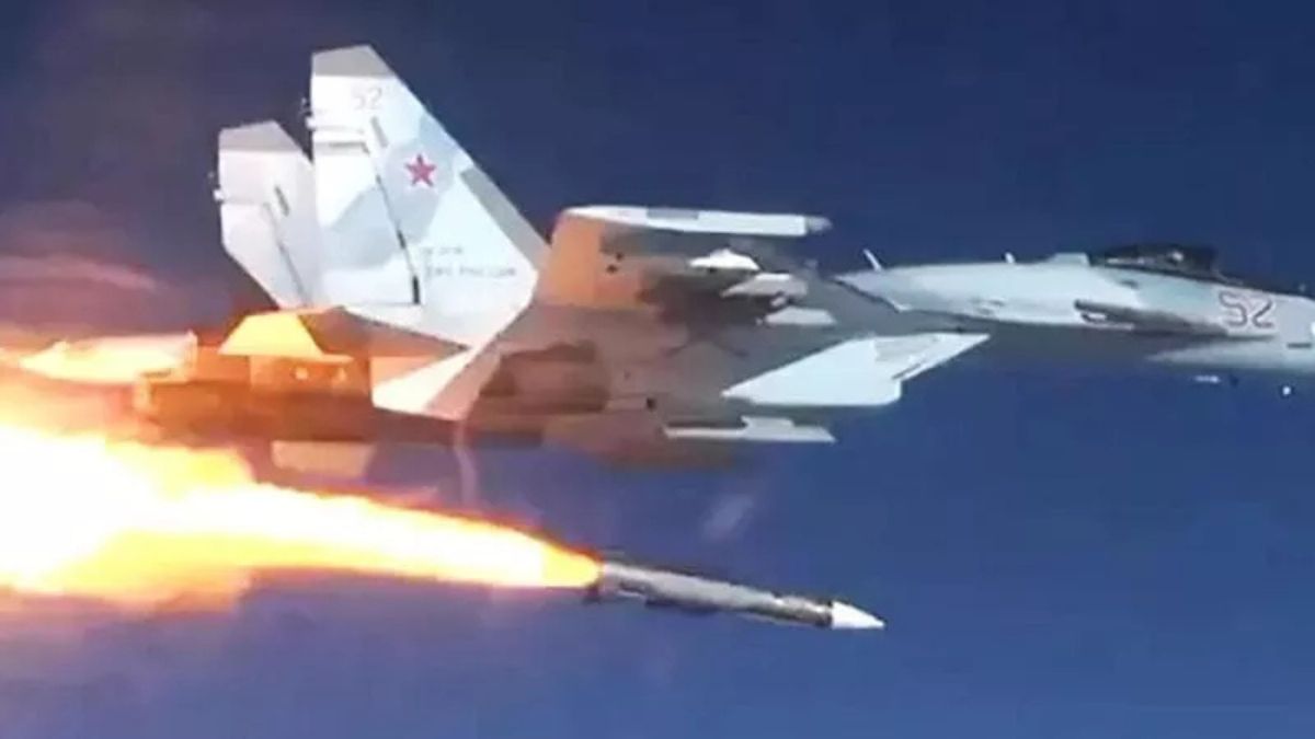 Putin fa paura al mondo, schiera un missile nucleare aria-aria: l’atomica esplode tra le nuvole