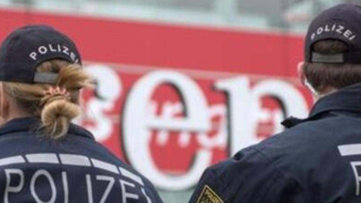 Paura in centro: SUV travolge un gruppo di pedoni Paura in centro: SUV travolge un gruppo di pedoni