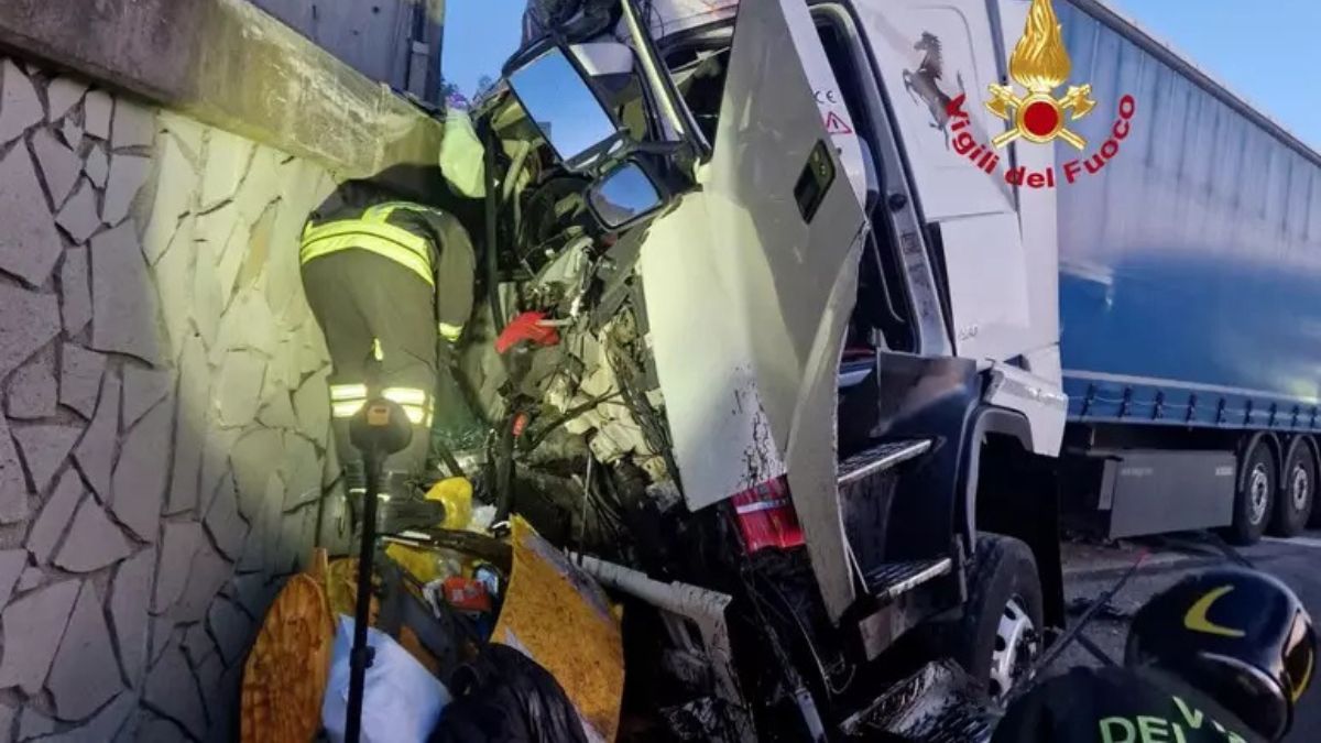 Frontale in galleria, Tir distrutto contro un muro: è caos Frontale in galleria, Tir distrutto contro un muro: è caos