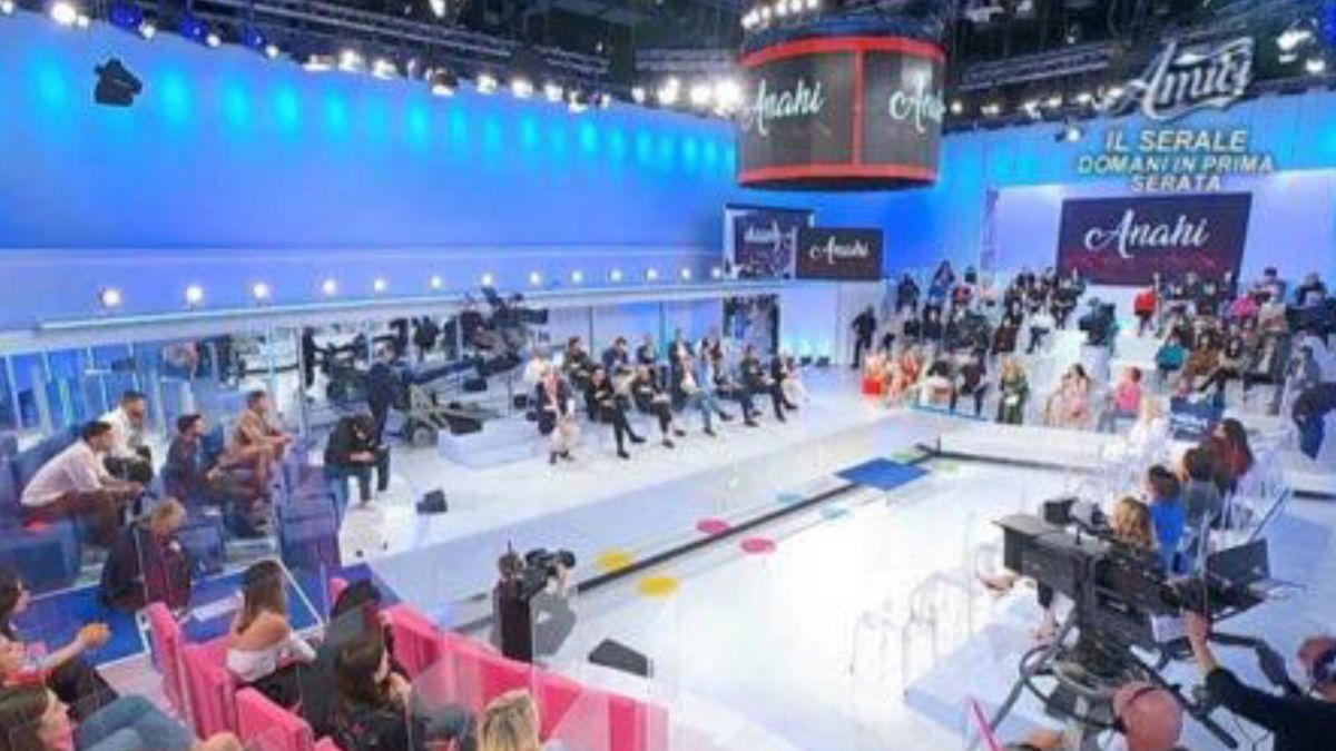 Uomini e Donne, dramma per l’ex tronista: si è accoltellata