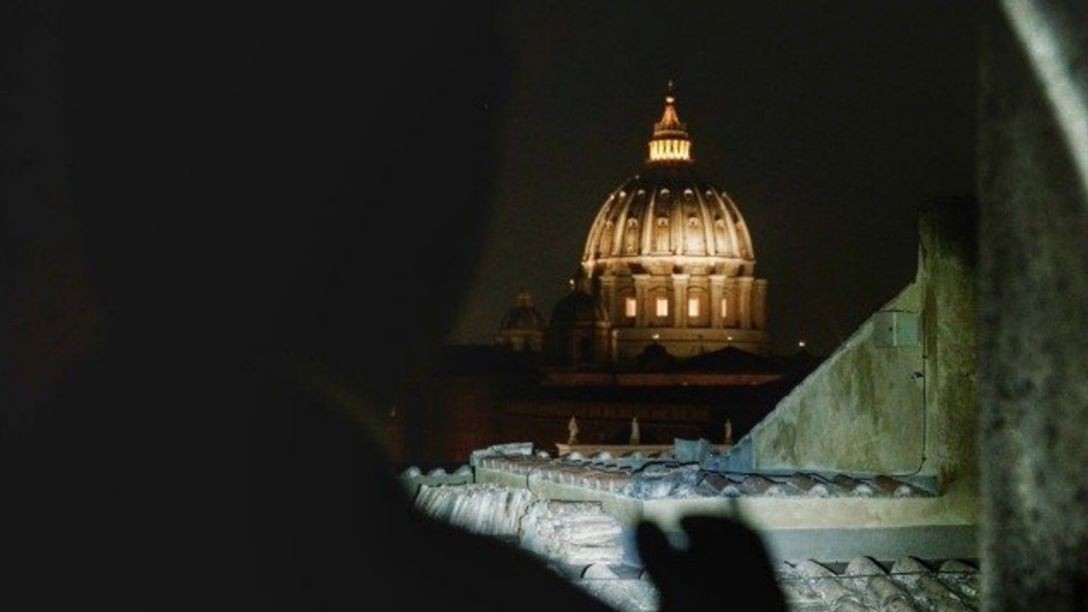 Il corpo del Papa traslato così di notte nella Basilica di San Pietro: la foto indigna Il corpo del Papa traslato così di notte nella Basilica di San Pietro: la foto indigna