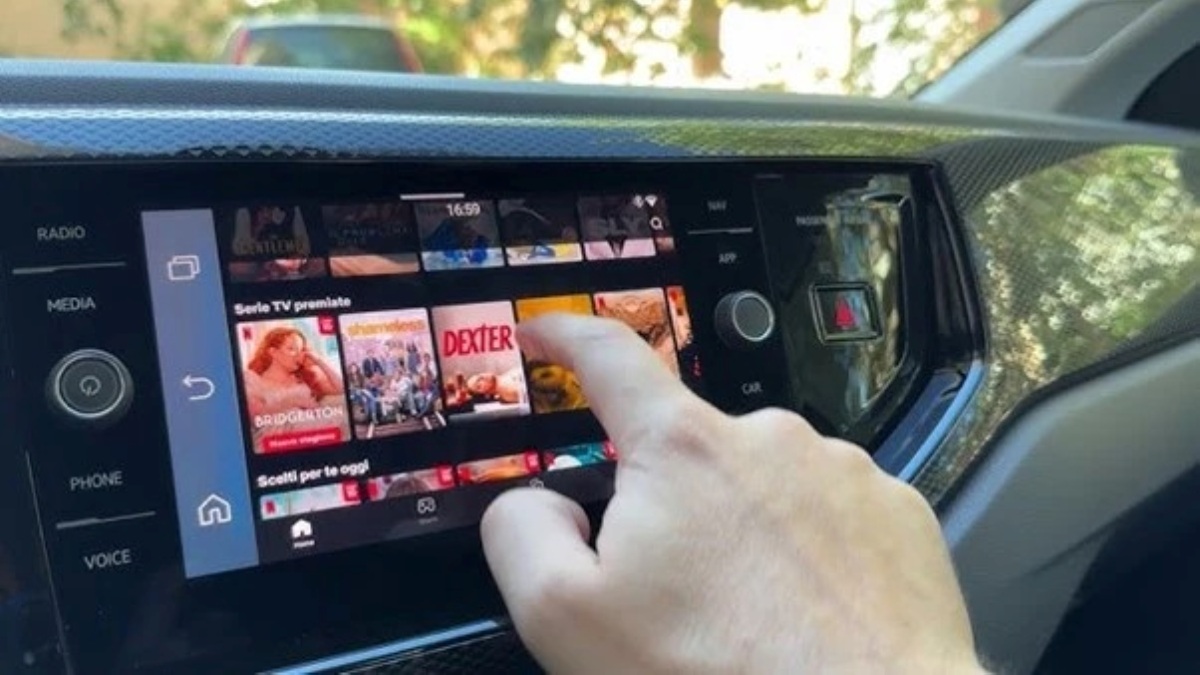 Come guardare Netflix e YouTube in auto (quando si è in sosta) Come guardare Netflix e YouTube in auto (quando si è in sosta)