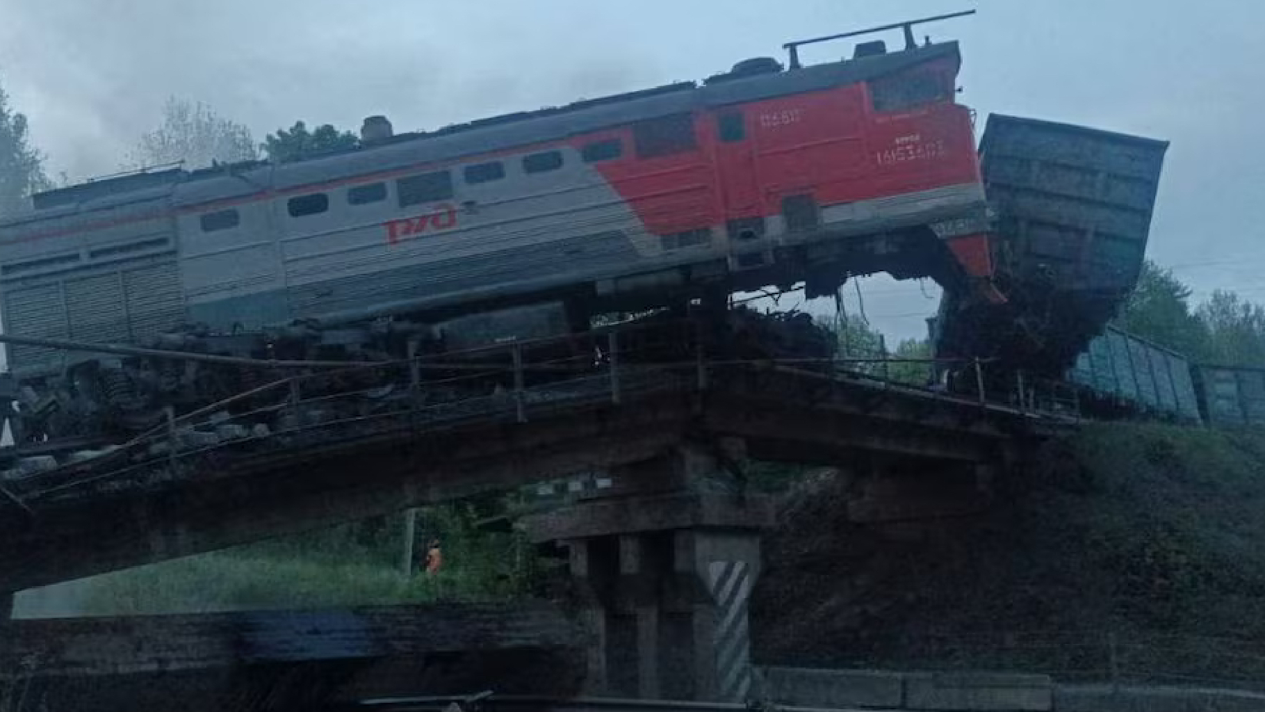 crolla un ponte e deraglia un treno groviglio di lamiere è strage da Thesocialpost.it crolla un ponte e deraglia un treno groviglio di lamiere è strage