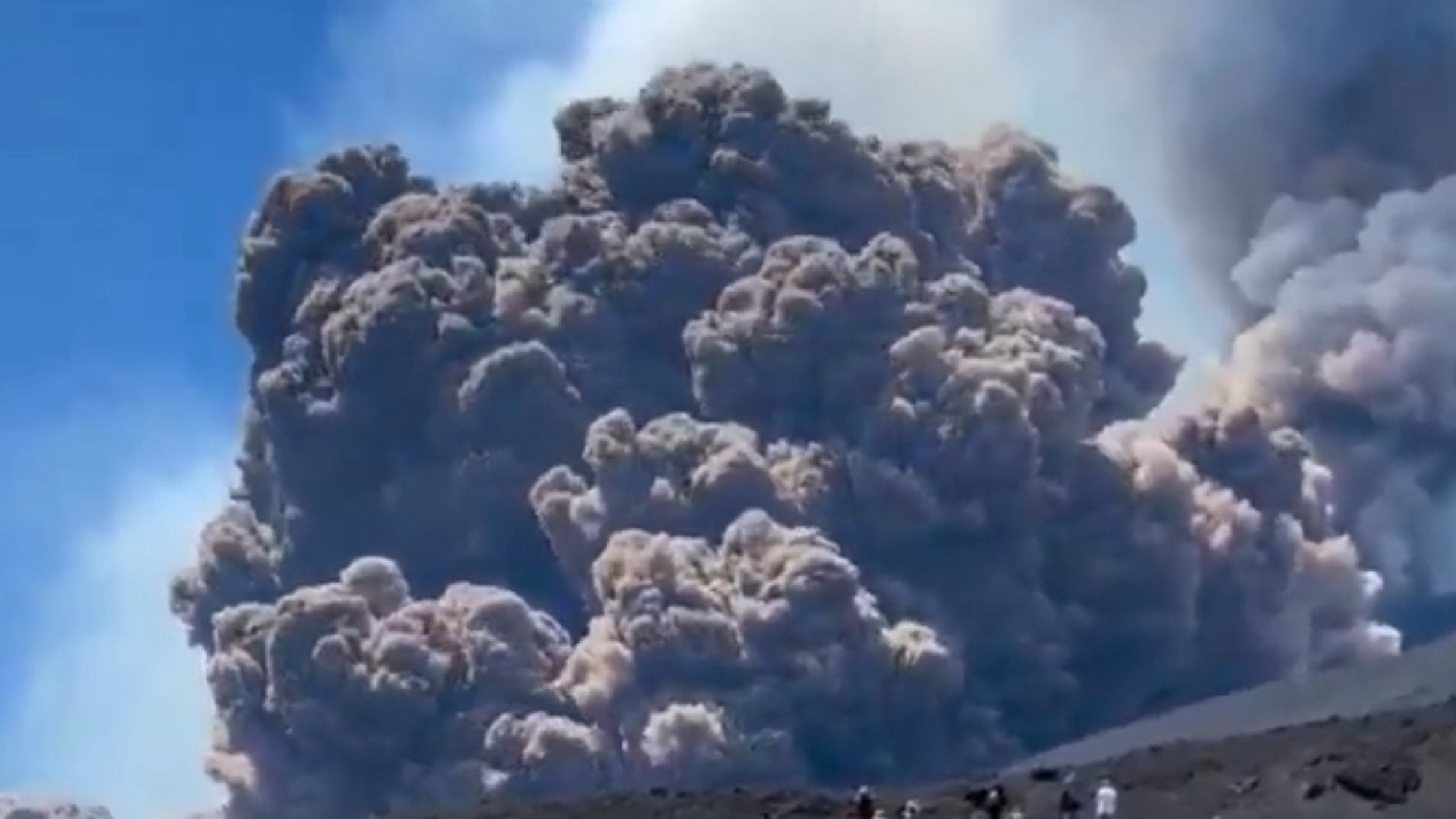 Etna, nube eruttiva alta chilometri: crollo cratere scatena fontana di lava Etna, nube eruttiva alta chilometri: crollo cratere scatena fontana di lava