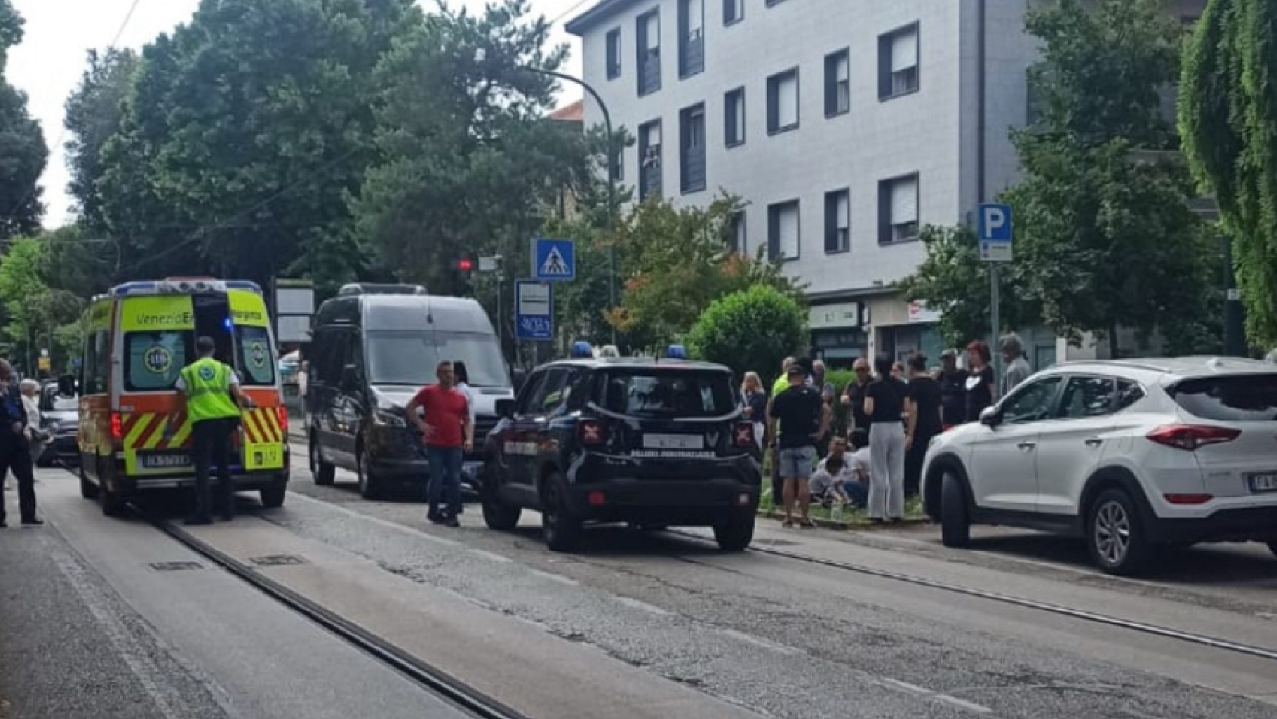 mestre fratellini travolti dopo essere scesi dal tram