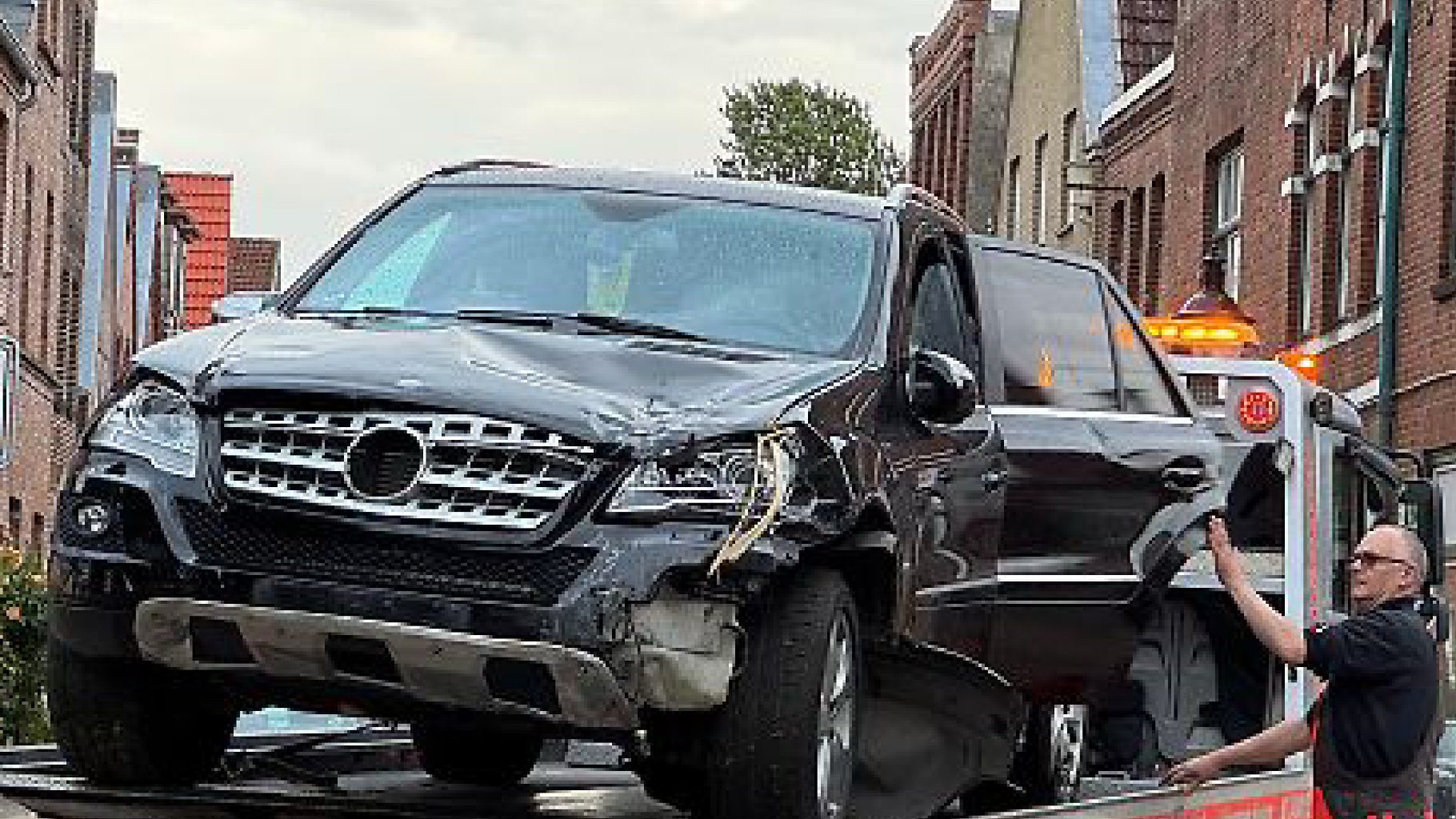 Tragico schianto, perde il controllo dell’auto e travolge la folla Tragico schianto, perde il controllo dell’auto e travolge la folla