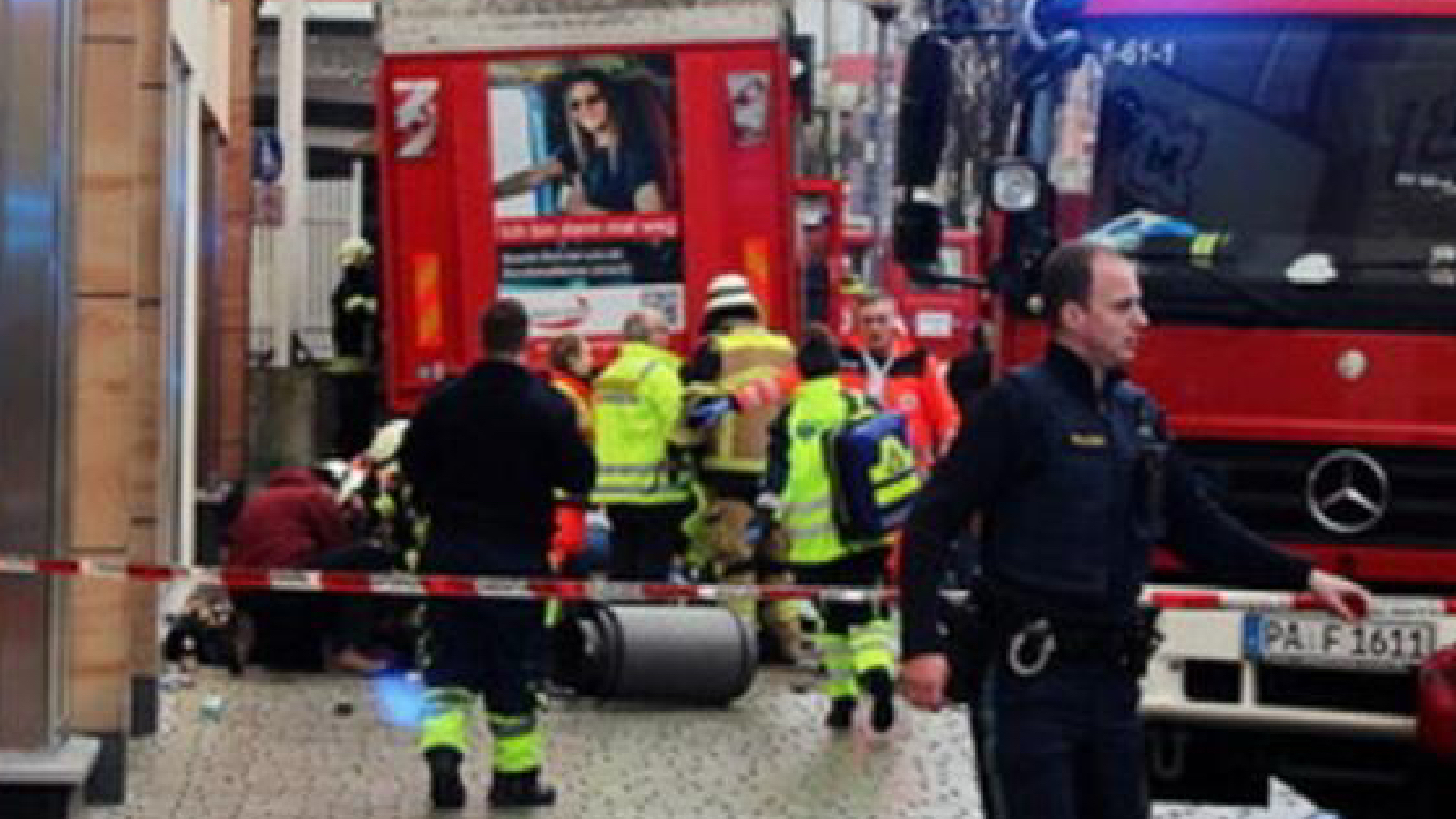 Auto sulla folla: ferite anche moglie e figlia del conducente