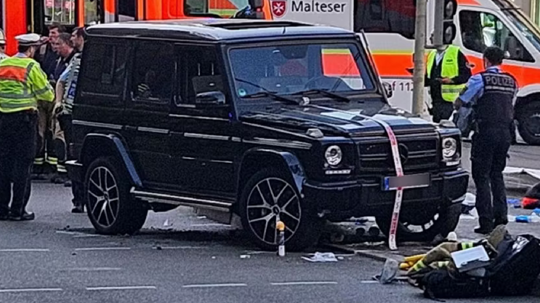 Terrore in strada, donna accoltella i passanti: uccisa dalla polizia Terrore in strada, donna accoltella i passanti: uccisa dalla polizia