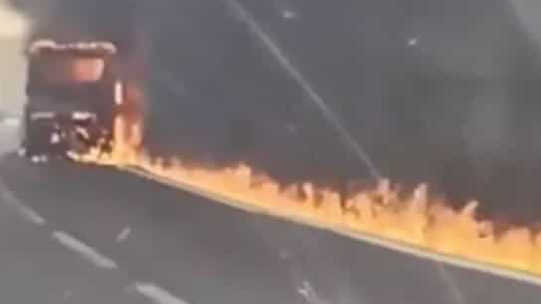 terrore in autostrada bus in fiamme prima della galleria decine di persone a bordo