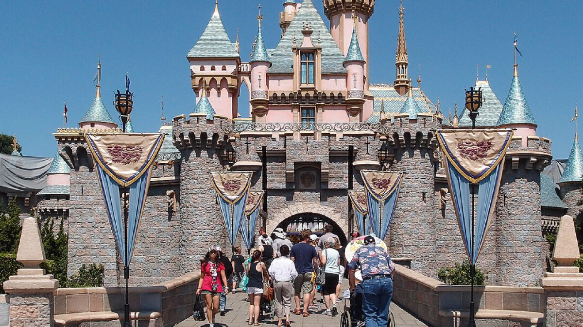 Prenota Disneyland con la sposa bambina (9 anni): arrestato Prenota Disneyland con la sposa bambina (9 anni): arrestato