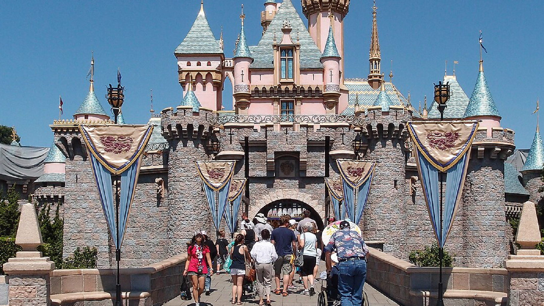 Prenota Disneyland con la sposa bambina (9 anni): arrestato