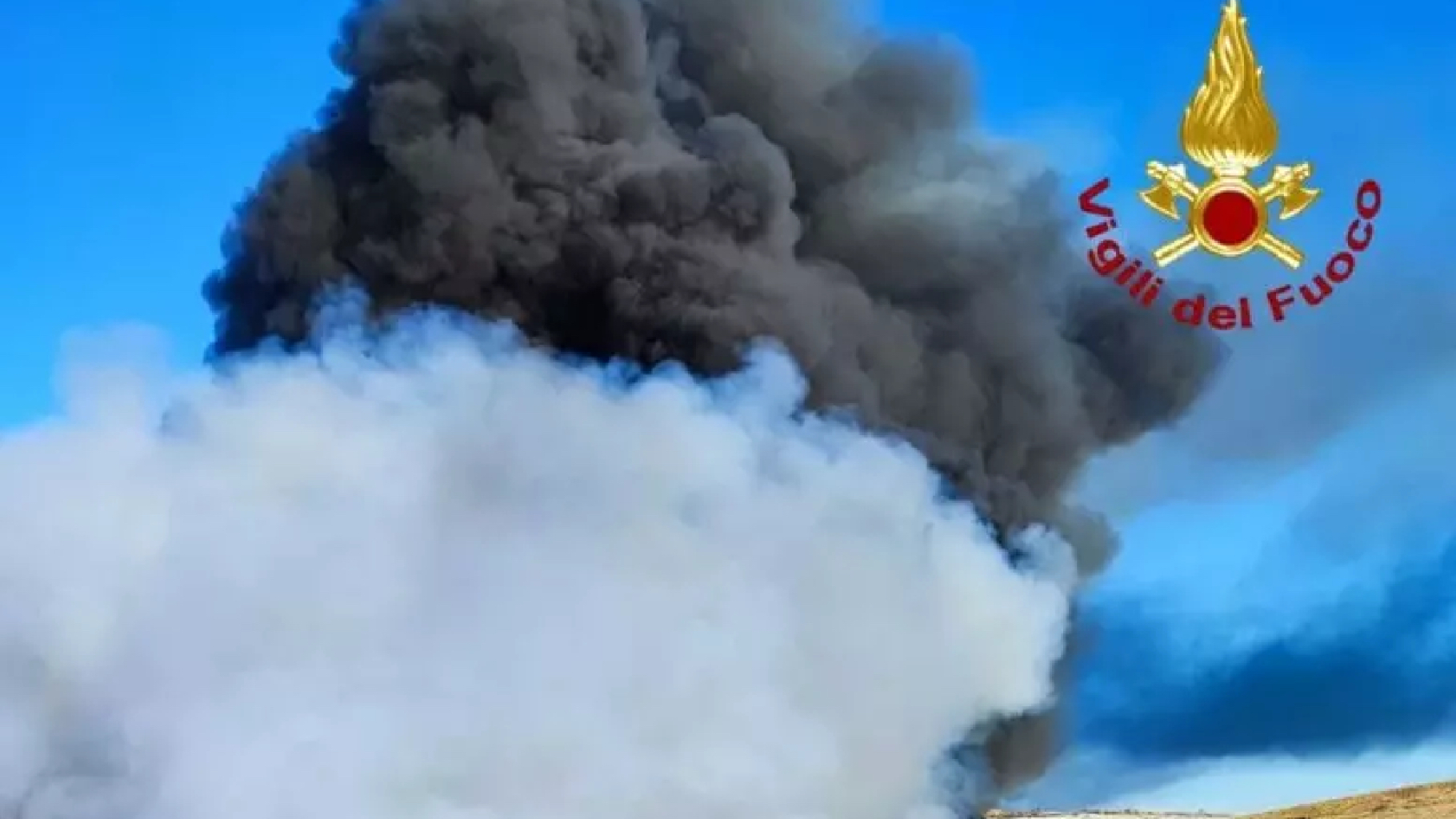 Incendio tremendo, il Comune ordina: “Finestre chiuse e niente attività all’aperto” Incendio tremendo, il Comune ordina: “Finestre chiuse e niente attività all’aperto”