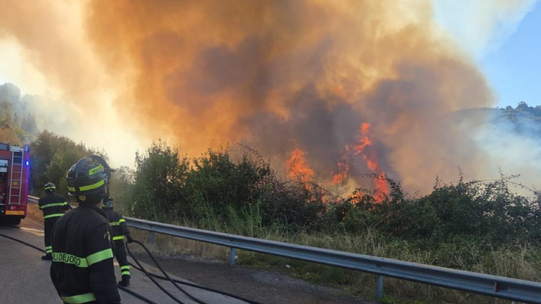 Sardegna, ventiquattro incendi e aeroporto chiuso: l’isola stretta nella morsa del fuoco Sardegna, ventiquattro incendi e aeroporto chiuso: l’isola stretta nella morsa del fuoco