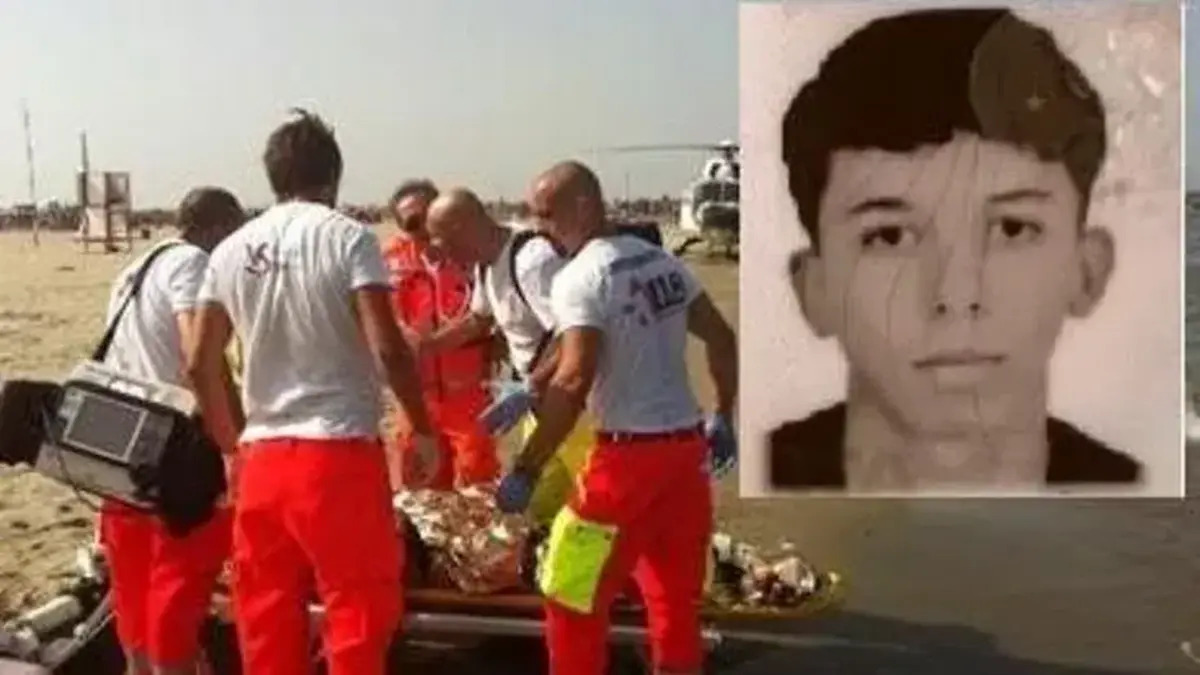 Tragedia sulla spiaggia italiana, a 16 anni Aymane muore per salvare 2 persone in mare: “Un eroe” Tragedia sulla spiaggia italiana, a 16 anni Aymane muore per salvare 2 persone in mare: “Un eroe”