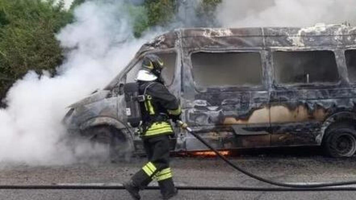 terribile pullman con giocatori dell inter va a fuoco scene spaventose