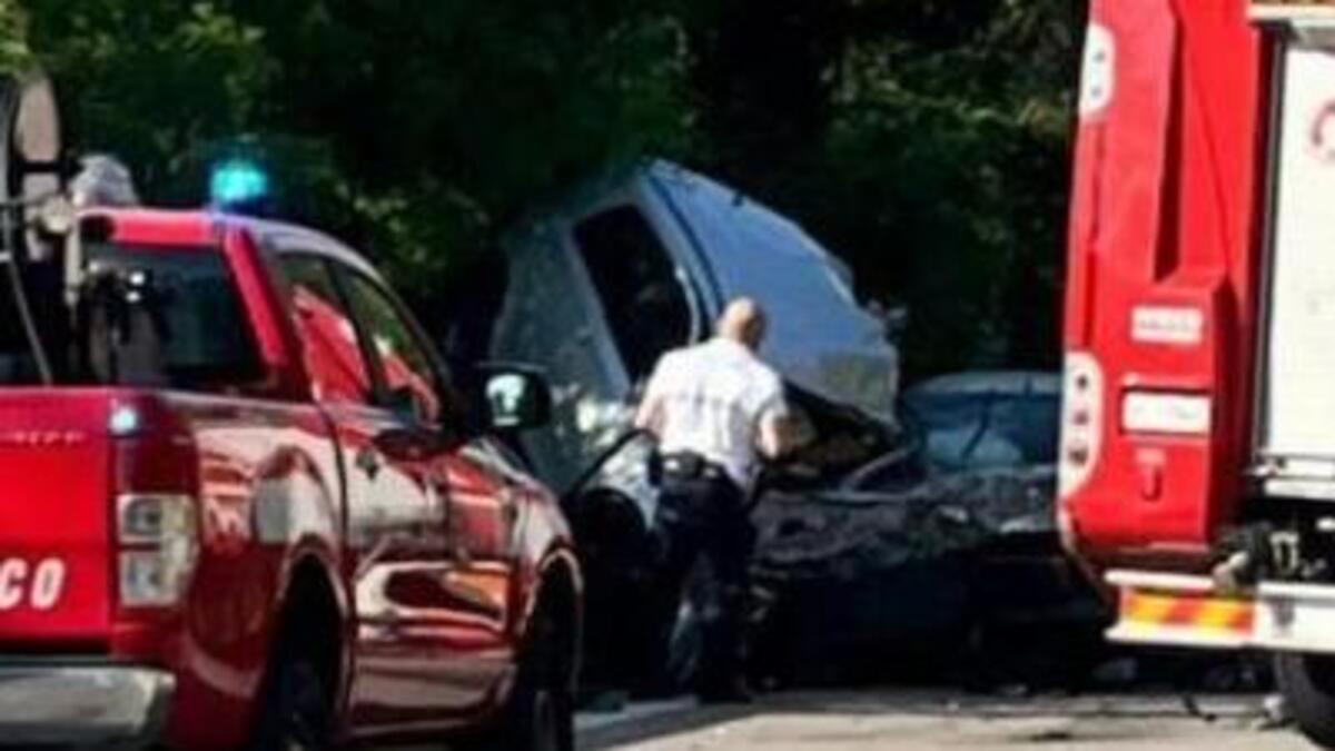 Tragico incidente, scontro frontale tra due auto: ci sono morti Tragico incidente, scontro frontale tra due auto: ci sono morti