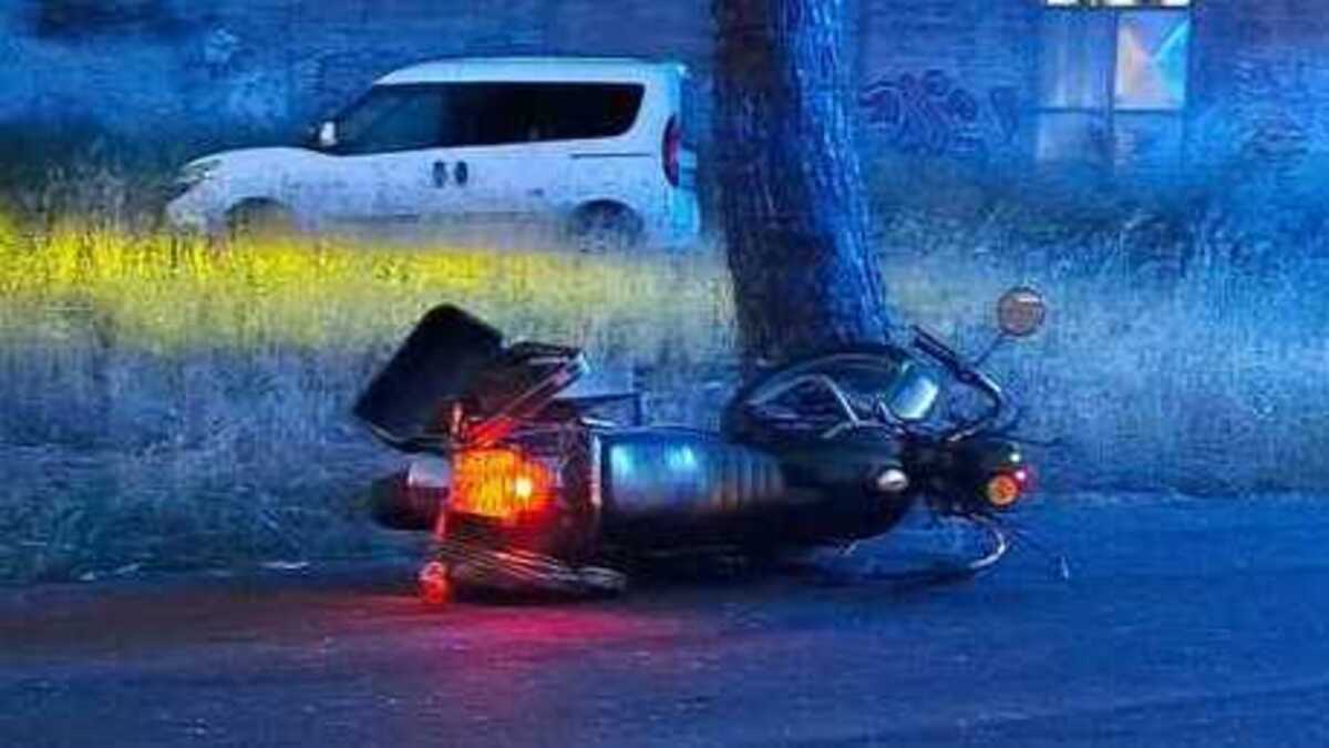 Terribile incidente, moto si schianta contro un auto: succede il peggio Terribile incidente, moto si schianta contro un auto: succede il peggio