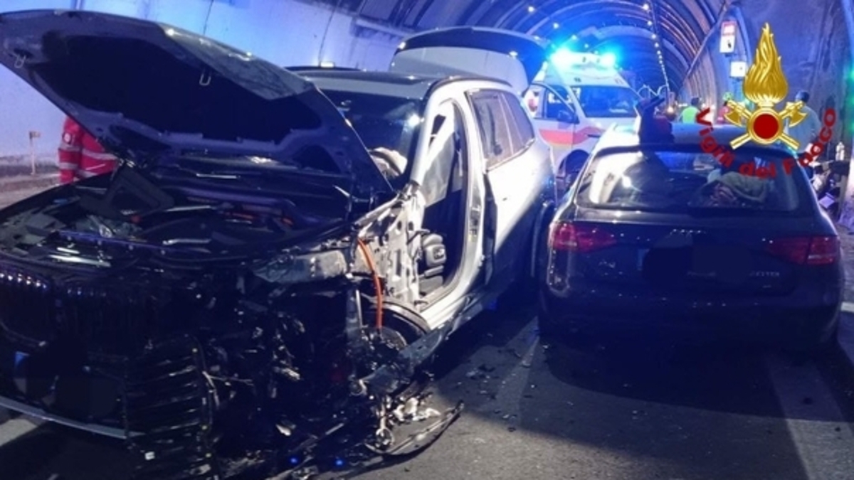 Terribile incidente in galleria, tir si scontra con diverse auto: situazione tremenda