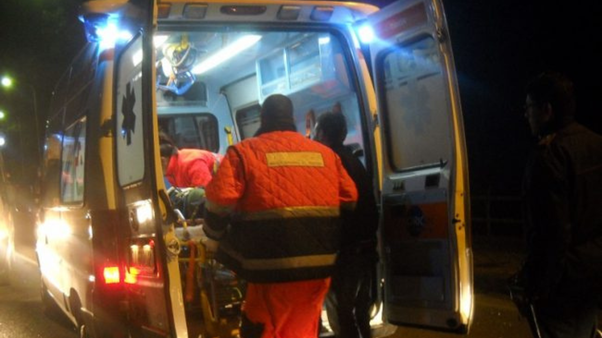 Mamma e figlio piccolo travolti per strada, dopo l’impatto non si è fermato: è caccia aperta al pirata Mamma e figlio piccolo travolti per strada, dopo l’impatto non si è fermato: è caccia aperta al pirata