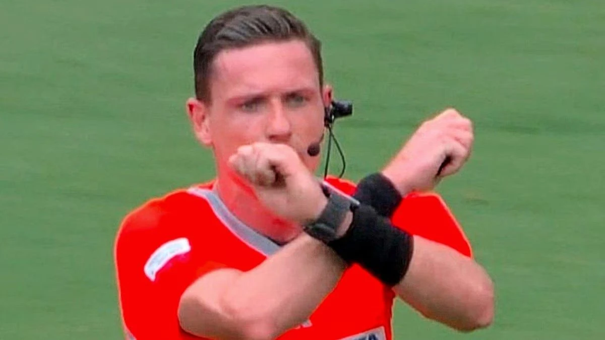 Il gesto “rivoluzionario” dell’arbitro al Mondiale per Club: una nuova era per il calcio Il gesto “rivoluzionario” dell’arbitro al Mondiale per Club: una nuova era per il calcio