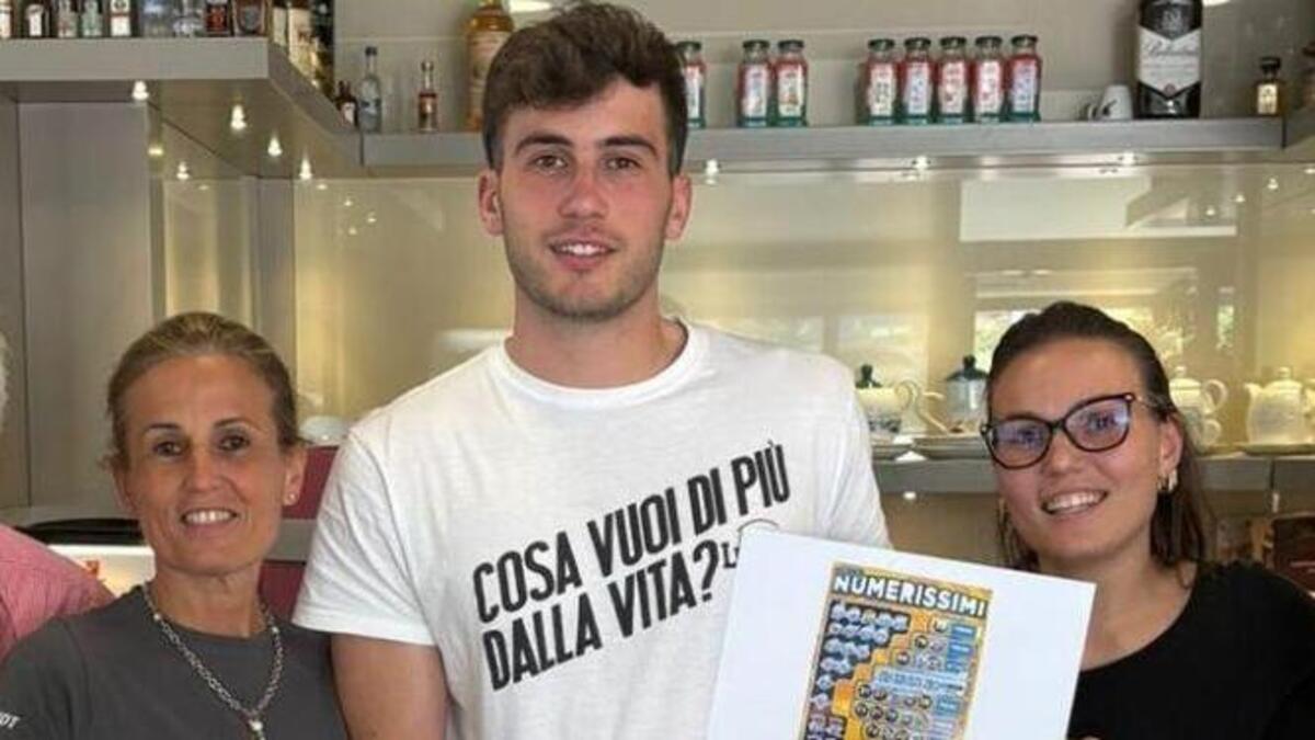 Entra al bar per riscuotere 500 euro, ma quello che gli capita è incredibile Entra al bar per riscuotere 500 euro, ma quello che gli capita è incredibile