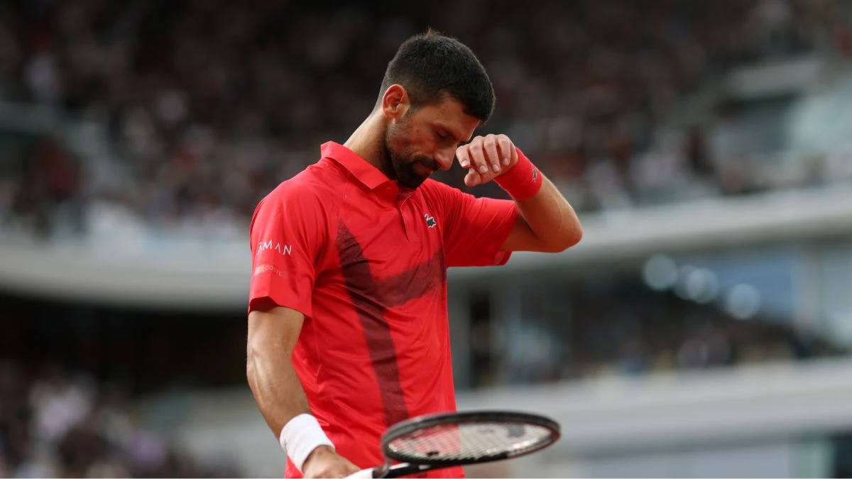 Un bacio alla terra di Parigi: il gesto di Djokovic ha un significato preciso. Tristezza Un bacio alla terra di Parigi: il gesto di Djokovic ha un significato preciso. Tristezza