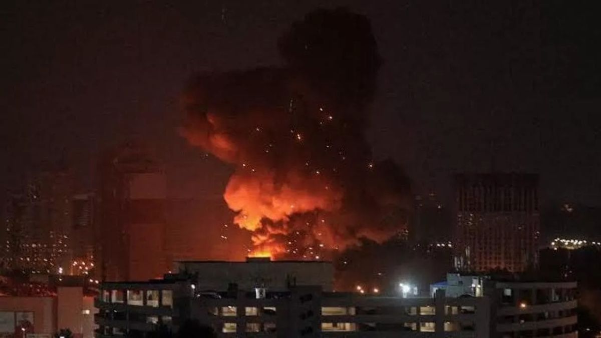 La vendetta di Putin sull’Ucraina: pioggia di missili su Kiev, ci sono morti e feriti La vendetta di Putin sull’Ucraina: pioggia di missili su Kiev, ci sono morti e feriti