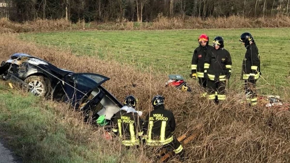 Orrore in Italia: l’auto si ribalta più volte, muore così a vent’anni sotto gli occhi dell’amica Orrore in Italia: l’auto si ribalta più volte, muore così a vent’anni sotto gli occhi dell’amica