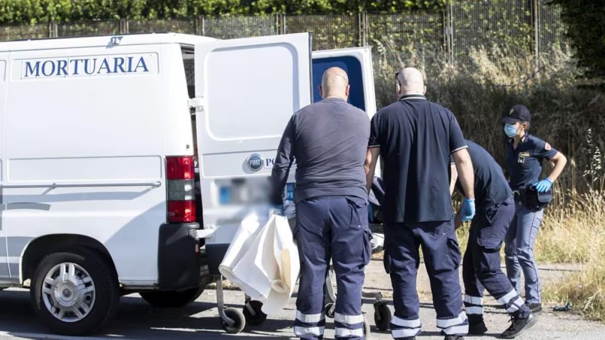 c è un cadavere lì dentro orrore in italia lo hanno ritrovato così la scena è agghiacciante