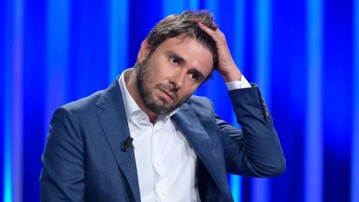 “Sto male, ho un nodo alla gola”. Gravissimo lutto per Di Battista: il drammatico annuncio “Sto male, ho un nodo alla gola”. Gravissimo lutto per Di Battista: il drammatico annuncio