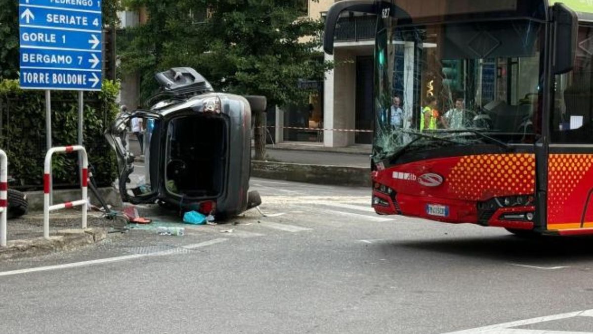 Auto contro un bus, l’incidente è spaventoso: dramma in Italia, ci sono morti e feriti Auto contro un bus, l’incidente è spaventoso: dramma in Italia, ci sono morti e feriti