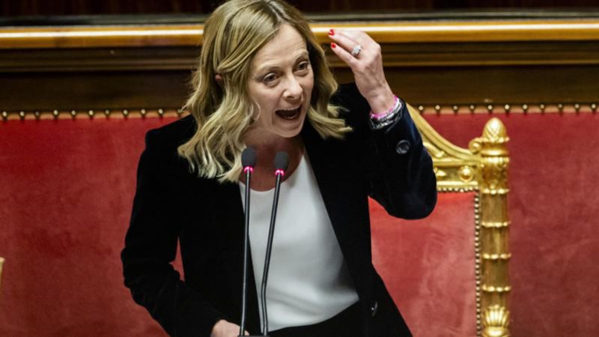 “Leggi liberticide”. A scuola spunta un libro contro Giorgia Meloni: la premier infuriata, esplode la polemica “Leggi liberticide”. A scuola spunta un libro contro Giorgia Meloni: la premier infuriata, esplode la polemica