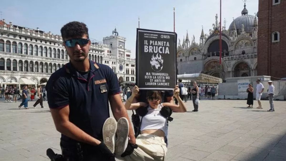 matrimonio bezos la diretta manifestanti trascinati via da piazza san marco