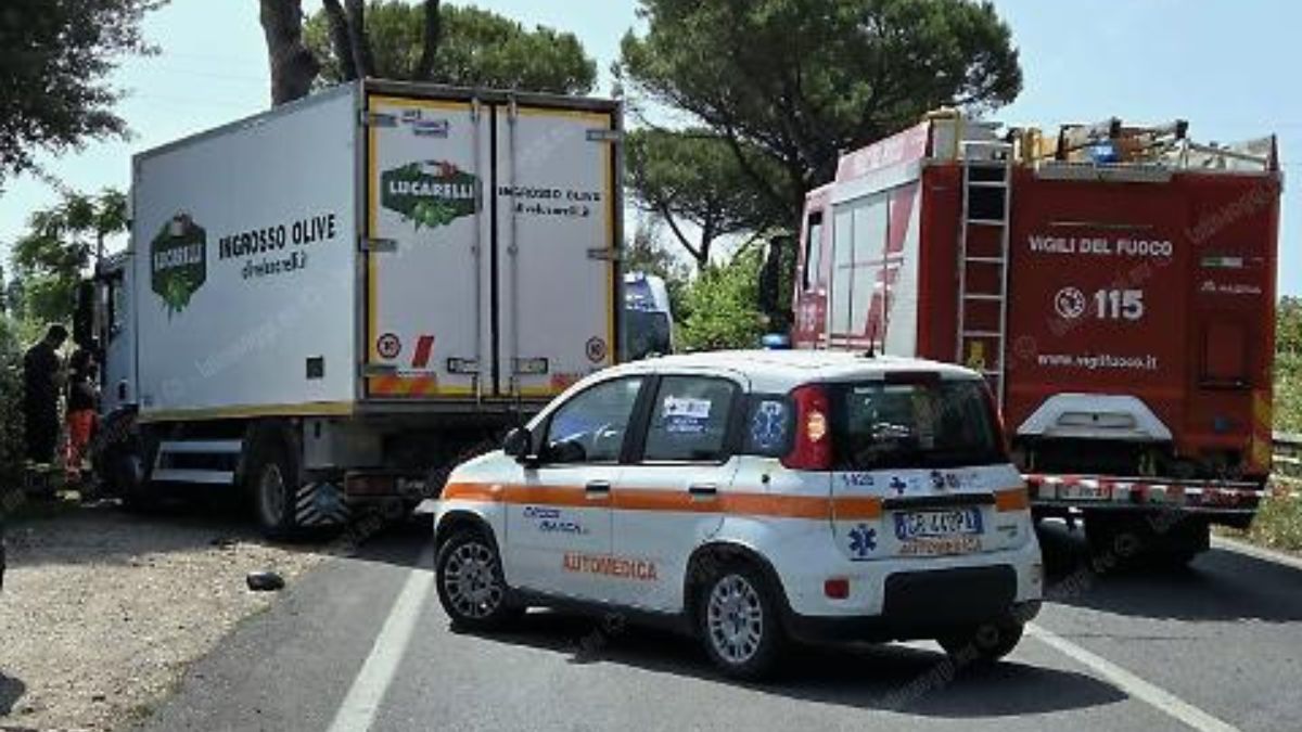 Schianto spaventoso, muore tra le lamiere sotto gli occhi della sorella: traffico paralizzato Schianto spaventoso, muore tra le lamiere sotto gli occhi della sorella: traffico paralizzato