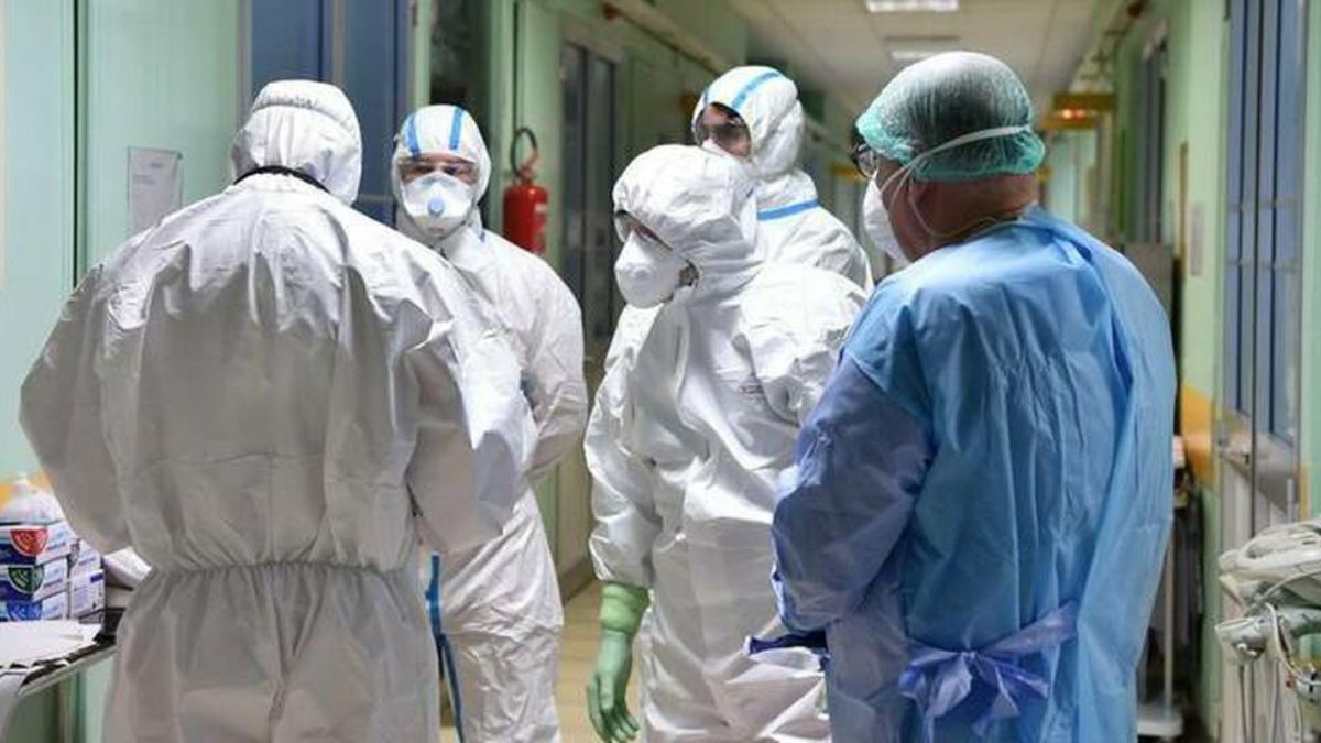 “Casi in aumento, il virus è più aggressivo”: l’allarme dei medici italiani, cosa succede “Casi in aumento, il virus è più aggressivo”: l’allarme dei medici italiani, cosa succede