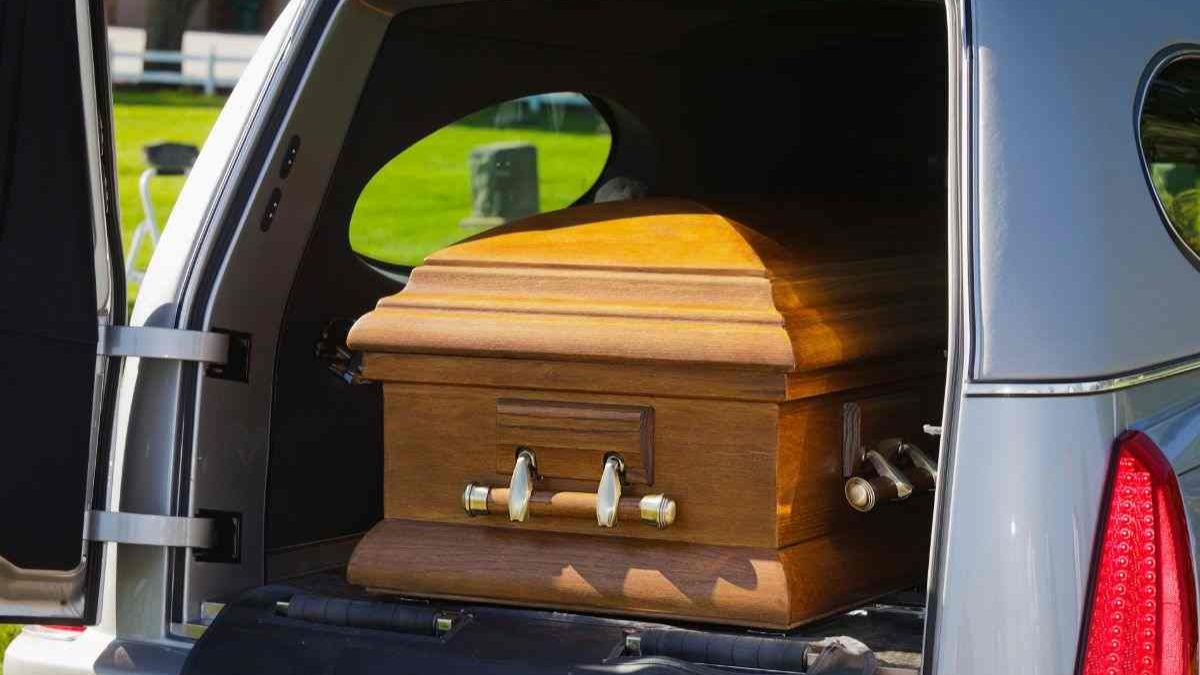 “Aiuto, dove sono?”. Sentono le grida da dentro la bara: la scoperta shock al funerale “Aiuto, dove sono?”. Sentono le grida da dentro la bara: la scoperta shock al funerale