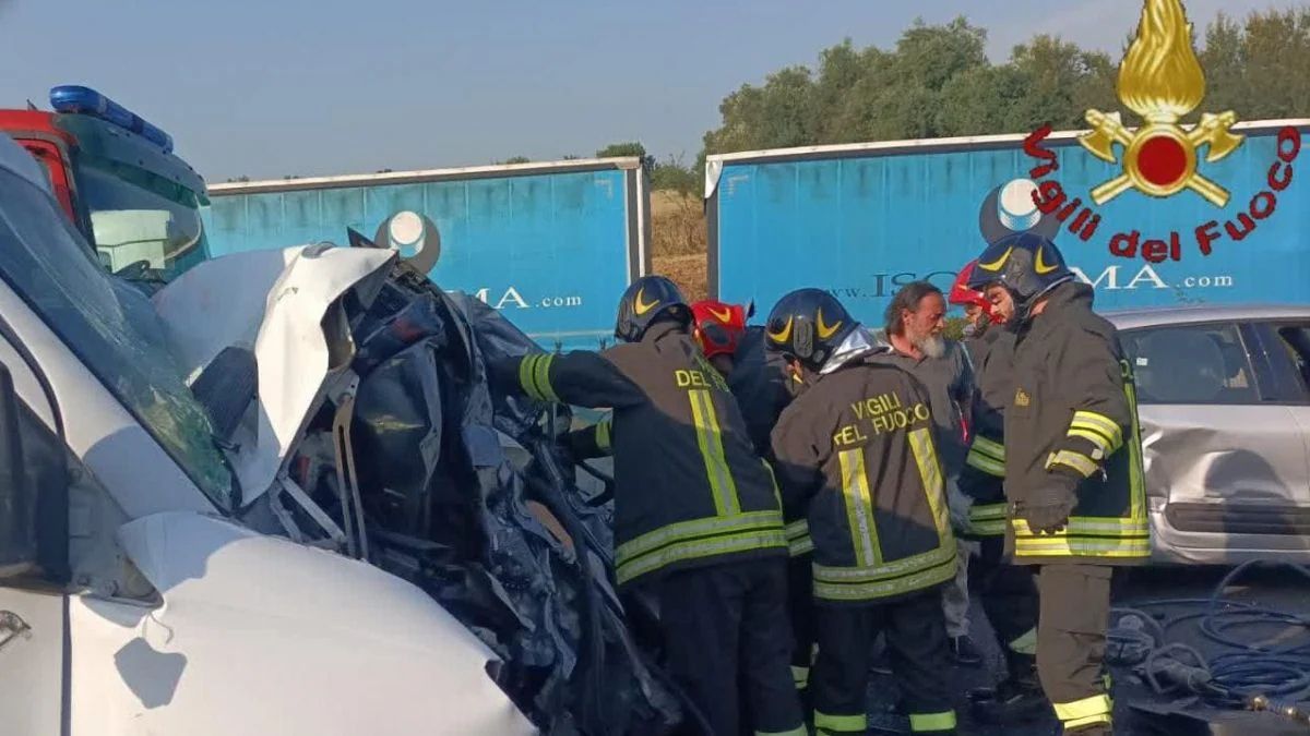 “Morti uno accanto all’altra”. Italia, schianto spaventoso: una famiglia distrutta, a bordo anche i figli “Morti uno accanto all’altra”. Italia, schianto spaventoso: una famiglia distrutta, a bordo anche i figli