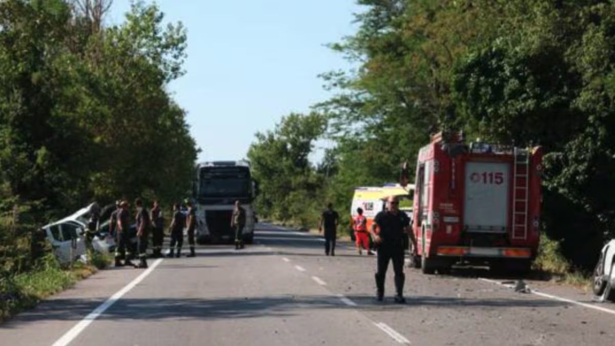 camion contro cinque auto strage in italia morti e feriti l8217incidente 232 spaventoso