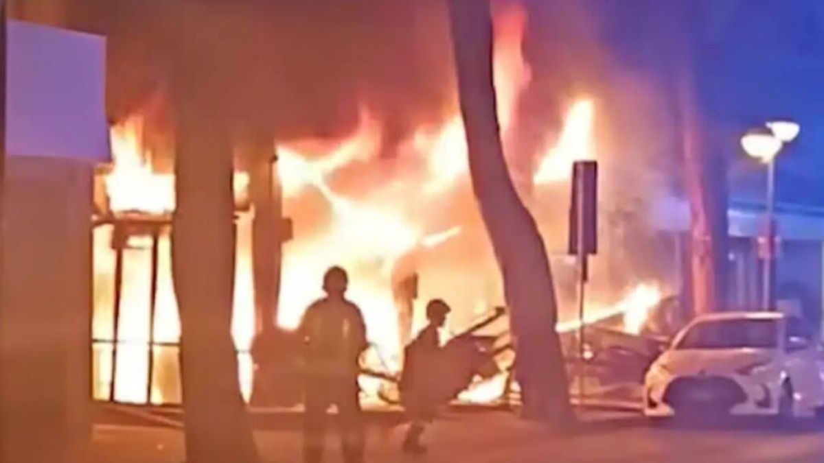 il bar esplode all8217improvviso incendio devastante tutti in fuga il video 232 spaventoso