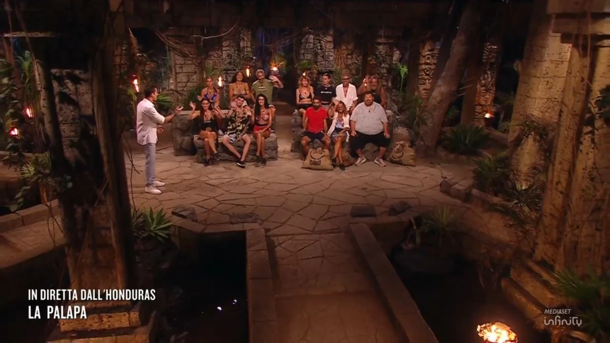 Colpi di scena all’Isola dei Famosi: due naufraghi eliminati, ma poi la sorpresa Colpi di scena all’Isola dei Famosi: due naufraghi eliminati, ma poi la sorpresa