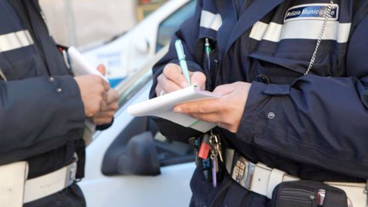 “Senza cintura, che figuraccia!”. Il politico italiano beccato così: è polemica “Senza cintura, che figuraccia!”. Il politico italiano beccato così: è polemica