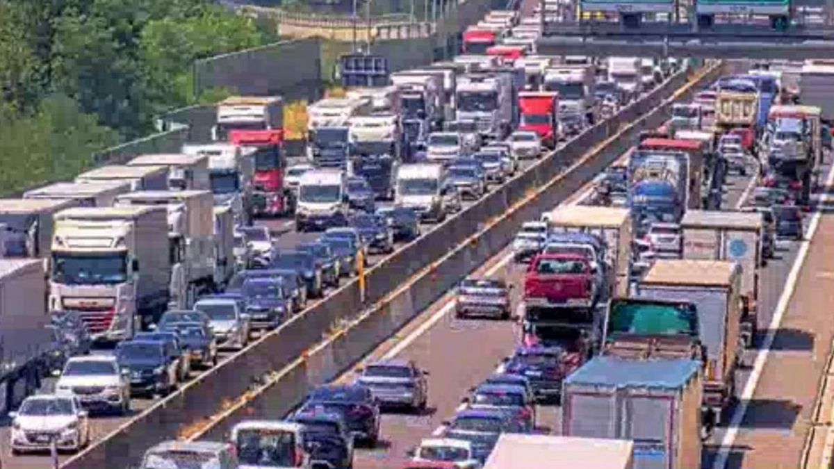 Camion si ribalta in autostrada: code mai viste e disagi enormi Camion si ribalta in autostrada: code mai viste e disagi enormi