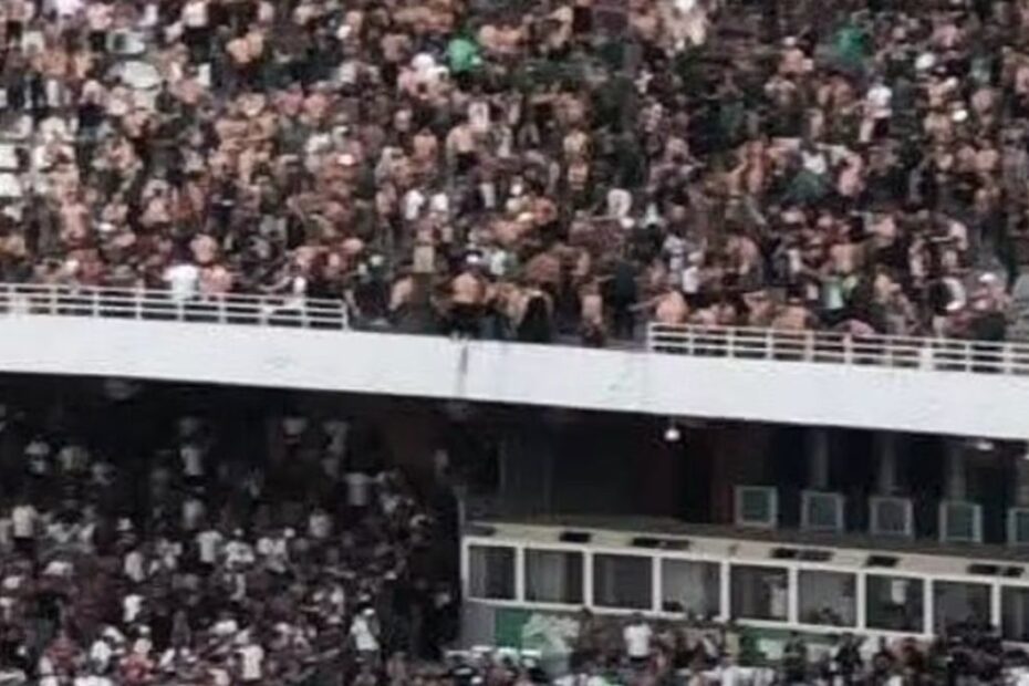 Algeria crolla tribuna stadio