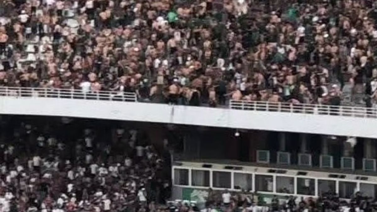 Algeria crolla tribuna stadio