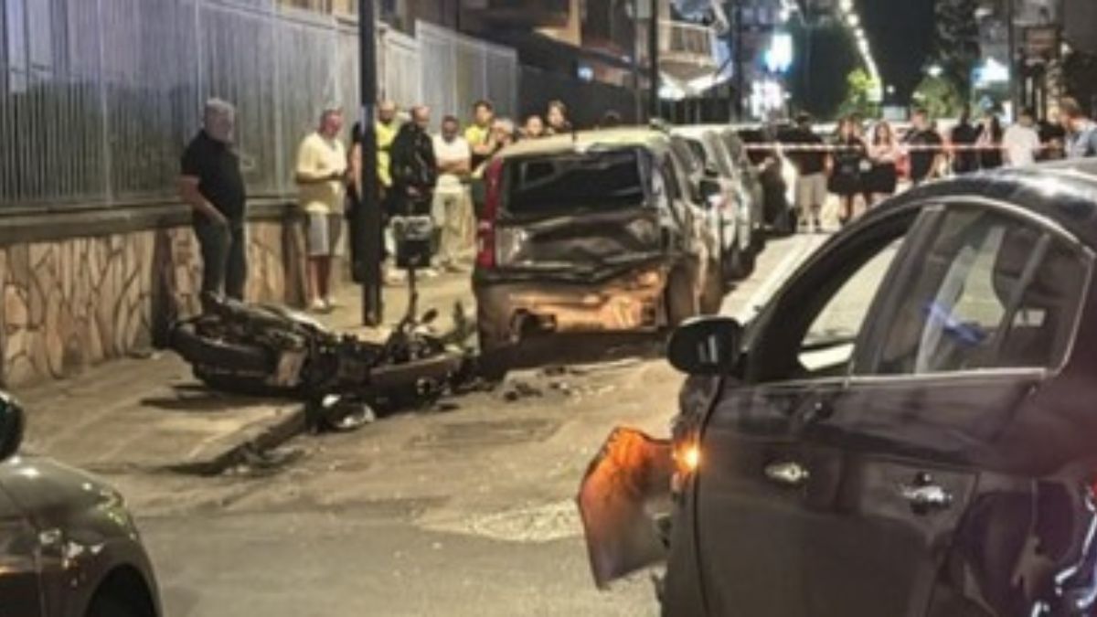 In tre sullo scooter si scontrano con due auto: bilancio grave In tre sullo scooter si scontrano con due auto: bilancio grave