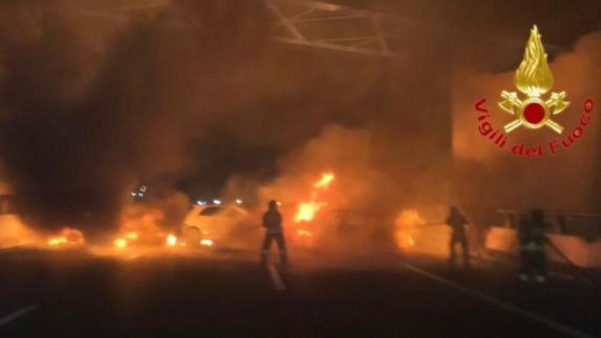 Rapina in centro, fiamme e rapinatori in fuga: è panico Rapina in centro, fiamme e rapinatori in fuga: è panico