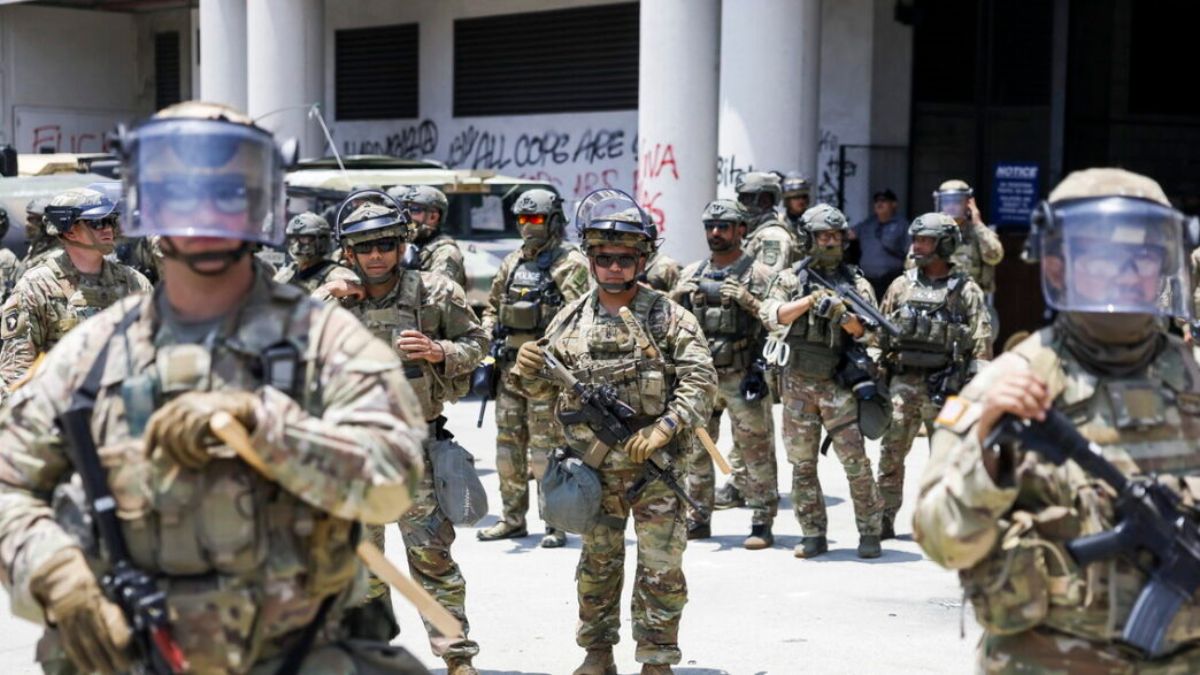 Esercito in strada contro la rivolta dei migranti: città nel caos Esercito in strada contro la rivolta dei migranti: città nel caos