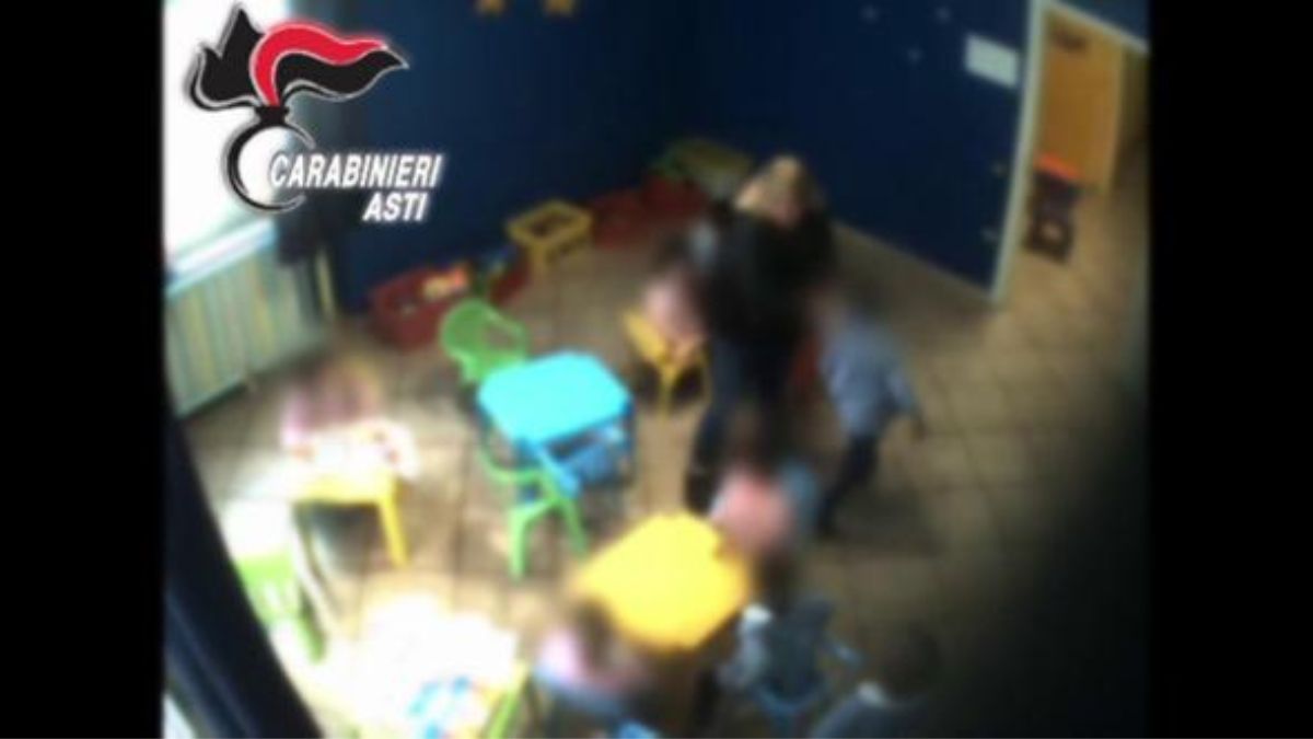 Due maestre d’asilo indagate: “Strattoni e insulti razzisti ai bimbi”. Ci sono i video Due maestre d’asilo indagate: “Strattoni e insulti razzisti ai bimbi”. Ci sono i video